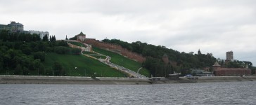 27 мая. ''Вниз по Волге реке, с Нижня Новгорода...''. Вид на Верхневолжскую набережную, Чкаловскую лестницу, кремль и Нижневолжскую набережную. Автор Татьяна Шепелева