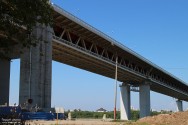 Вид на Нижегородский цирк с правого берега Оки под метромостом. Август 2014 года. Фото Татьяны Шепелевой