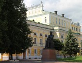 Памятник Н.А. Добролюбову на Театральной площади возле Нижегородского государственного академического театра драмы им. М. Горького. Фото Татьяны Шепелевой