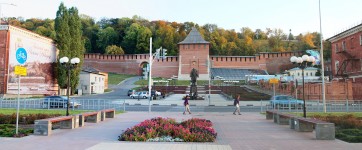 Панорама площади перед Зачатьевской башней кремля с памятником Петру I. Вид с Нижневолжской набережной. Фото Татьяны Шепелевой. Нижний Новгород, 24 сентября 2014 года