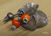 Брошь ''Сочный шиповник'' (техника гальваника, lampwork, wire wrap). Автор Елена Сюкова. Фото Татьяны Шепелевой